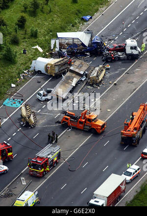 Une vue aérienne de la scène sur la M1 où quatre personnes ont été tuées, dans une énorme pile d'autoroute dans le Leicestershire.Pris plusieurs heures après l'accident mortel, l'épave des véhicules est clairement visible.* la collision aurait impliqué un transporteur de véhicules et un certain nombre de voitures.Trois Schimitars de l'armée - des véhicules de reconnaissance légèrement blindés - qui venaient de rentrer du Golfe, ont été impliqués dans l'accident.Ils étaient emmenés de Marchwood, dans le Hampshire, à la base de l Armée de terre de Catterick, dans le North Yorkshire.On ne savait pas encore à quel régiment ils appartenaient ou si MOD Banque D'Images