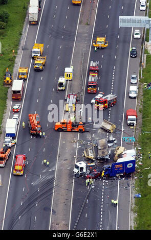 Une vue aérienne de la scène sur la M1 où quatre personnes ont été tuées, dans une énorme pile d'autoroute dans le Leicestershire. Pris plusieurs heures après l'accident mortel, les marques de pneus où les véhicules sont en circulation sur la réserve centrale de l'autoroute sont clairement visibles. * la collision aurait impliqué un transporteur de véhicules et un certain nombre de voitures. Trois Schimitars de l'armée - des véhicules de reconnaissance légèrement blindés - qui venaient de rentrer du Golfe, ont été impliqués dans l'accident. Ils étaient emmenés de Marchwood, dans le Hampshire, à la base de l Armée de terre de Catterick, dans le North Yorkshire. C'était Banque D'Images