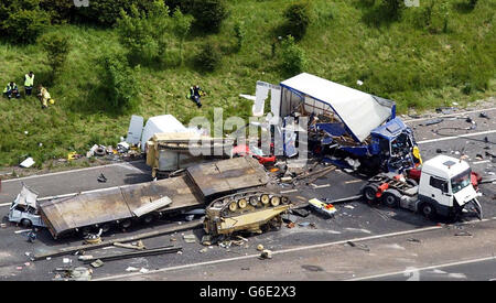 Une vue aérienne de la scène sur la M1 où quatre personnes ont été tuées, dans une énorme pile d'autoroute dans le Leicestershire. Pris plusieurs heures après l'accident mortel, l'épave du véhicule est clairement visible. * la collision aurait impliqué un transporteur de véhicules et un certain nombre de voitures. Trois Schimitars de l'armée - des véhicules de reconnaissance légèrement blindés - qui venaient de rentrer du Golfe, ont été impliqués dans l'accident. Ils étaient emmenés de Marchwood, dans le Hampshire, à la base de l Armée de terre de Catterick, dans le North Yorkshire. On ne savait pas encore à quel régiment ils appartenaient ou si MOD Banque D'Images