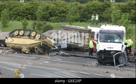 La scène sur la M1 où quatre personnes ont été tuées, dans une énorme pile d'autoroute dans Leicestershire. On croit que la collision a impliqué un transporteur de véhicules et un certain nombre de voitures. * trois Scimitars de l'Armée - véhicules de reconnaissance légèrement blindés - qui venaient juste de rentrer du Golfe, ont été impliqués dans l'accident. Ils étaient emmenés de Marchwood, dans le Hampshire, à la base de l Armée de terre de Catterick, dans le North Yorkshire. On ne savait pas encore à quel régiment ils appartenaient ou si le personnel du ministère de la Défense était impliqué dans l'accident. Banque D'Images