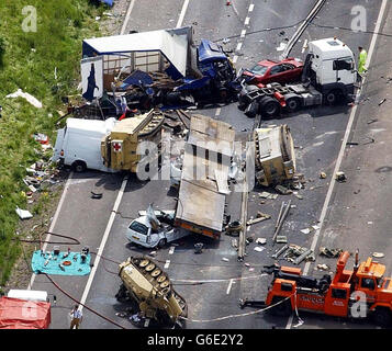 Une vue aérienne de la scène sur la M1 où quatre personnes ont été tuées, dans une énorme pile d'autoroute dans le Leicestershire. Pris plusieurs heures après l'accident mortel, les marques de pneus où les véhicules sont en circulation sur la réserve centrale de l'autoroute sont clairement visibles. * la collision aurait impliqué un transporteur de véhicules et un certain nombre de voitures. Trois Schimitars de l'armée - des véhicules de reconnaissance légèrement blindés - qui venaient de rentrer du Golfe, ont été impliqués dans l'accident. Ils étaient emmenés de Marchwood, dans le Hampshire, à la base de l Armée de terre de Catterick, dans le North Yorkshire. C'était Banque D'Images