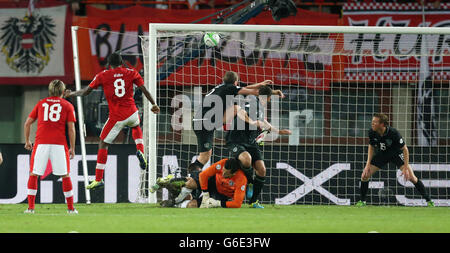 David Alaba (deuxième à gauche), en Autriche, marque le seul but du match de qualification de la coupe du monde de la FIFA au stade Ernst Happel, Vienne, Autriche. Banque D'Images