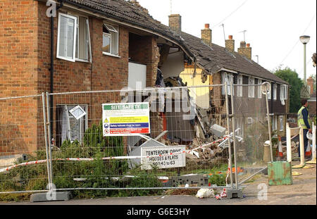 La scène de Tenterden, Canterbury, où les enquêtes se poursuivaient après une explosion de gaz soupçonnée qui a déchiré des maisons mitoyennes, blessant huit personnes. * cinq adultes et trois enfants ont été emmenés à l'hôpital souffrant de brûlures et de choc après l'explosion qui a détruit quatre appartements et une maison mitoyenne. Banque D'Images