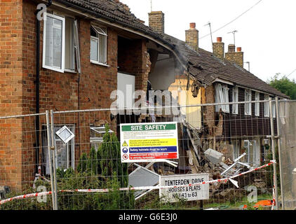 La scène de Tenterden, Canterbury, où les enquêtes se poursuivaient après une explosion de gaz soupçonnée qui a déchiré des maisons mitoyennes, blessant huit personnes. * cinq adultes et trois enfants ont été emmenés à l'hôpital souffrant de brûlures et de choc après l'explosion qui a détruit quatre appartements et une maison mitoyenne. Banque D'Images