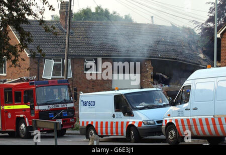 La scène de Tenterden, Canterbury, où les enquêtes se poursuivaient après une explosion de gaz soupçonnée qui a déchiré des maisons mitoyennes, blessant huit personnes. * cinq adultes et trois enfants ont été emmenés à l'hôpital souffrant de brûlures et de choc après l'explosion qui a détruit quatre appartements et une maison mitoyenne. Banque D'Images