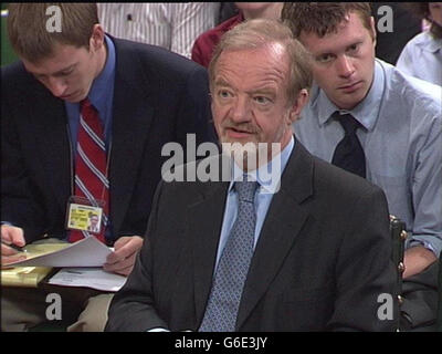 Robin Cook, l'ancien leader de la Chambre, prend la parole au cours d'un comité spécial des Affaires étrangères, qui s'est tenu dans le centre de Londres. Banque D'Images