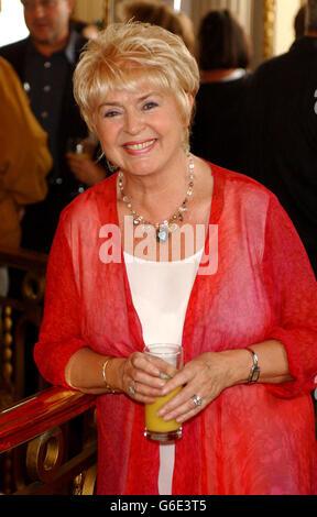 Gloria Hunniford, présentatrice de télévision, pose pour les photographes lors du lancement du livre « Wrestling with Elephants: The authorized biographie of Don Black » de James Inverne au Gielgud Theatre dans le centre de Londres. * le livre raconte son ascension de l'East End garçon, et inclut des révélations sur sa relation étroite avec Michael Jackson. Banque D'Images