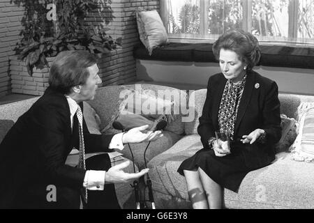 Politique - David Frost entretiens Margaret Thatcher - Londres.David Frost a interviewé le Premier ministre Margaret Thatcher sur le programme TV-Am Good Morning Britain. Banque D'Images