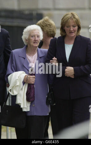 L'épouse de Michael McKevitt et sœur de l'attaquant de la faim, Bobby Sands, Bernadette Sands McKevitt (à droite) avec sa mère, Rosaleen Sands, quitte le tribunal pénal spécial de Dublin, *.. Où son mari était en procès, accusé d'avoir dirigé l'organisation derrière l'attentat à la bombe d'Omagh qui a tué 29 personnes et deux bébés à naître.Michael McKevitt, 53 ans, est le premier homme à être accusé en République d'Irlande de diriger le terrorisme.Il refuse les accusations. Banque D'Images