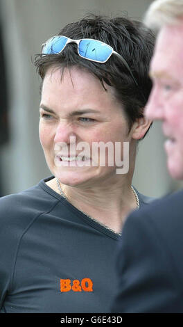 Ellen MacArthur, une yachtswoman record du monde entier, se dresse sur le Red Jet 4, le nouveau catamaran de 277 passagers, à Cowes, sur l'île de Wight.Pour un coût de 2.7 millions, Red Jet 4 sera exploité par la société Red Funnel sur sa gestion Southampton-Cowes. Banque D'Images