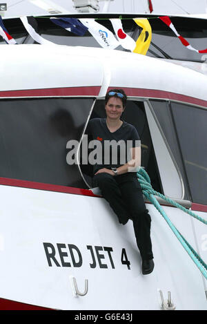 Ellen MacArthur, une yachtswoman record du monde entier, est assise sur le Red Jet 4, le nouveau catamaran de 277 passagers, à Cowes, sur l'île de Wight. Pour un coût de 2.7 millions, Red Jet 4 sera exploité par la société Red Funnel sur sa gestion Southampton-Cowes. Banque D'Images