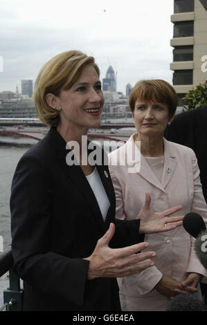 La femme d'affaires américaine Barbara Cassani a été nommée à la tête de la candidature de Londres pour les Jeux Olympiques de 2012. Elle est avec la secrétaire à la Culture Tessa Jowell (à droite) après avoir été dévoilée aux médias au Thames Riverside. Banque D'Images