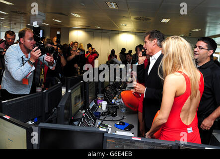 David Hasselhoff avec deux « beautés de Baywatch » sur la surface de vente lors de la Journée de la Charité des partenaires de BGC dans les Docklands de Londres. Banque D'Images