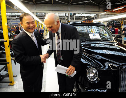 Secrétaire d'État aux affaires, à l'innovation et aux compétences, Vince Cable et Li Shufu, Président de Geely automobile Holdings (à gauche), lors d'une visite à la London taxi Company, Coventry, comme suite à son acquisition réussie par Geely automobile Holdings en février, la London taxi Company a produit le célèbre taxi noir, Reprendra à son usine de Coventry. Banque D'Images