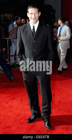 Crispin Glover, membre du casting, arrive pour la première de Charlie's Angels 2: Full Throttle au Grauman's Chinese Theatre, à Hollywood, Los Angeles. Banque D'Images