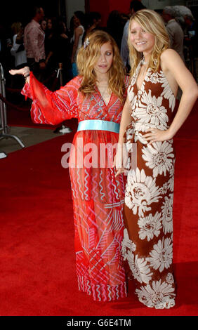 Les membres de la troupe et les jumeaux Ashley et Mary-Kate Olsen arrivent pour la première de Charlie's Angels 2: Full Throttle au Grauman's Chinese Theatre, à Hollywood, Los Angeles. Banque D'Images