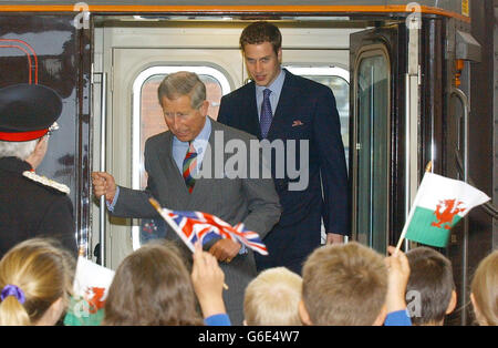 Le prince William et son père, le prince Charles, arrivent à la gare de Bangor pour une visite au pays de Galles à l'approche de son 21e anniversaire.* deux jours avant l'âge, William et son père visitaient la foire alimentaire d'Anglesey dans le nord du pays de Galles et Newport action for Single Homeless dans le sud du pays de Galles. Banque D'Images