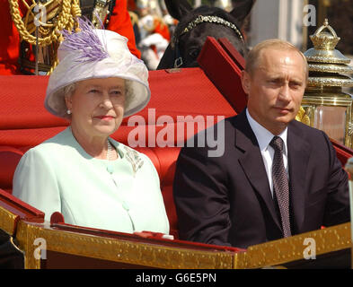 La reine Elizabeth II de Grande-Bretagne et le président russe Vladimir Poutine arrivent au palais de Buckingham, à Londres, le premier jour de sa visite d'État. C'est la première visite d'État d'un dirigeant russe depuis les jours des Tsars. Banque D'Images