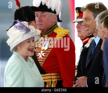 La reine Elizabeth II rit avec le Premier ministre Tony Blair (3e à droite) alors qu'elle et le président russe Vladimir Poutine (non représenté) arrivent au Horse Guards Parade, à Londres, le premier jour de sa visite d'État.* c'est la première visite d'État d'un dirigeant russe depuis les jours des Tsars. Banque D'Images