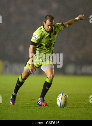 Northampton Saints' Stephen Myler un coup de mort au cours de l'Aviva Premiership match à Twickenham Stoop, Londres. Banque D'Images