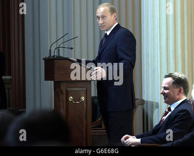 Le Premier ministre écossais Jack McConnell écoute le président russe Vladimir Poutine lors d’un discours à la bibliothèque Signet d’Édimbourg. M. Poutine est actuellement en visite officielle en Grande-Bretagne. Banque D'Images