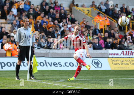 L'assistante arbitre Amy Fearn regarde Alex Pritchard de Swindon Town prendre un coin et ensuite remplacer l'arbitre original Gary Sutton après la 88e minute pendant le match de Sky Bet League One au Molineux, Wolverhampton.APPUYEZ SUR ASSOCIATION photo.Date de la photo: Samedi 14 septembre 2013.Voir PA Story FOOTBALL Wolves.Le crédit photo devrait se lire comme suit : Nick Potts/PA Wire.RESTRICTIONS : usage éditorial uniquement.45 images maximum pendant une comparaison.Pas d'émulation vidéo ni de promotion en direct.Aucune utilisation dans les jeux, les compétitions, les marchandises, les Paris ou les services d'un seul club/joueur.Aucune utilisation avec les fichiers audio, vidéo non officiels, Banque D'Images