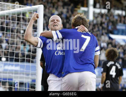 Steven Naismith (à gauche) d'Everton célèbre son but avec Nikica Jelavic lors du match de la Barclays Premier League à Goodison Park, Liverpool. Banque D'Images