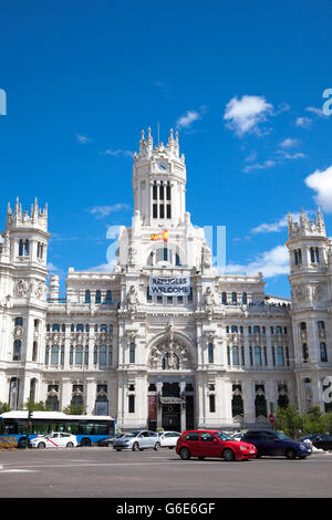 Cybèle Palace (hôtel de ville) avec les réfugiés 'Bienvenue' banner raccrocha et fontaine à Plaza de Cibeles, Madrid, Espagne Banque D'Images