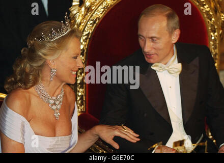 La princesse Michael de Kent discute avec le président russe Poutine au Guildhall de Londres où lui et Mme Putina ont assisté à un banquet donné par le maire de Londres. Banque D'Images