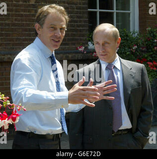 Le Premier ministre Tony Blair (L) et le président russe Vladimir Poutine (R) se tiennent sur le patio dans le jardin de la rue Downing no 10. Blair a montré à Poutine combien le numéro 10 Downing Street est étendu malgré la petite façade souvent vue sur les bulletins d'information. * Poutine est sur une visite d'État de quatre jours en Grande-Bretagne le premier par un dirigeant russe depuis plus de 100 ans. Banque D'Images