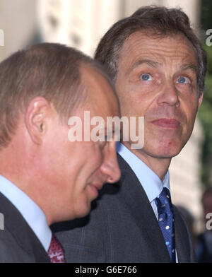 Le Premier ministre britannique Tony Blair regarde l'hélicoptère de sécurité de la police qui survole le 10 Downing Street lorsqu'il part avec le président russe Vladimir Poutine. Banque D'Images