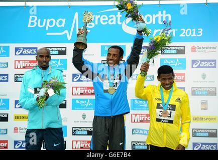 Kenenisa Bekele (au centre) d'Ethiopien célèbre après avoir remporté le Grand 2013 North Run entre Newcastle et South Shields devant Great Mo Farah de Grande-Bretagne (à gauche) qui a terminé deuxième et Haile d'Éthiopie Gebrselassie, troisième Banque D'Images