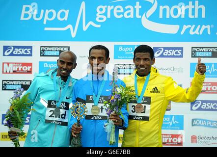 Kenenisa Bekele (au centre) d'Ethiopien célèbre après avoir remporté le Grand 2013 North Run entre Newcastle et South Shields devant Great Mo Farah de Grande-Bretagne (à gauche) qui a terminé deuxième et Haile d'Éthiopie Gebrselassie, troisième Banque D'Images