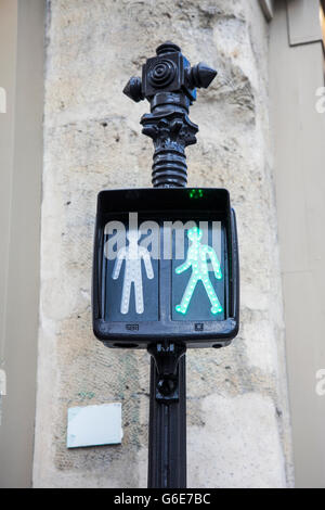 Feu vert homme marche à un passage pour piétons, Paris, France Banque D'Images