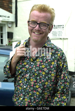 Le producteur de télévision Chris Evans, qui revient dans son comté de Surrey par les transports en commun, a pris le train de Waterloo à la gare de Godalming. * Evans a été marqué une «prima donna» par un juge de la haute Cour comme il a perdu son action de dommages-intérêts de plusieurs millions de livres contre la station de radio où il était autrefois le propriétaire et la star. 29/06/03 : Chris Evans, 37 qui a haussé les épaules de sa bataille échouée de plusieurs millions de livres de dommages contre Virgin radio - en affirmant avec défi qu'il pouvait "se permettre de perdre" l'argent. L'ancien DJ et présentateur de télévision a perdu jeudi sa longue affaire contre la station Banque D'Images