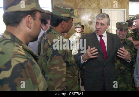 Le Secrétaire aux affaires étrangères Jack Straw s'entretient avec les soldats afghans lors d'une visite au Centre multinational d'entraînement de Kaboul, à Kaboul, en Afghanistan.* ..M. Straw, lors de sa deuxième visite dans le pays, a déclaré qu'il croyait que la vie y était désormais meilleure qu'elle ne l'avait été sous les Talibans.Toutefois, il a reconnu qu'il fallait faire beaucoup plus et que la communauté internationale ne pouvait pas se permettre d'être trop sourde à propos de la situation. Banque D'Images