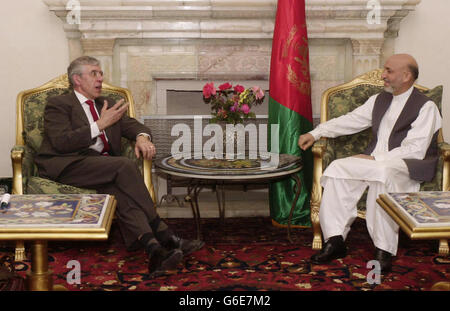 Le secrétaire aux Affaires étrangères Jack Straw (à gauche) s'entretient avec le président afghan Hamid Karzaï, à l'intérieur du palais Gul Khannah, à Kaboul, en Afghanistan. * M. Straw a mis en garde aujourd'hui qu'il était essentiel de fournir une autre récolte de trésorerie aux agriculteurs appauvris de l'Afghanistan si la lucrative culture du pavot à opium du pays devait être éradiquée. Banque D'Images