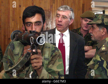 Le Secrétaire aux Affaires étrangères Jack Straw s'entretient avec des soldats de l'Armée nationale afghane (ANA) qui sont entraînés par des soldats britanniques du 2e Bataillon, le Royal Anglian Regiment, * de la caserne Beachley à Chepstow, tout en visitant le Centre d'entraînement multinational de Kaboul à Kaboul, en Afghanistan.M. Straw, lors de sa deuxième visite dans le pays, a déclaré qu'il croyait que la vie y était désormais meilleure qu'elle ne l'avait été sous les Talibans.Toutefois, il a reconnu qu'il fallait faire beaucoup plus et que la communauté internationale ne pouvait pas se permettre d'être "ébriété" de la situation. Banque D'Images