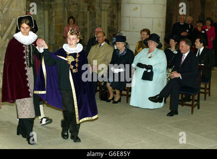 La reine Elizabeth II (au centre) de Grande-Bretagne et le duc d'Édimbourg, regardent un spectacle d'enfants de l'école primaire de Crossford, avec le lieutenant Margaret Deen (à droite) et le premier ministre d'Écosse Jack McConnell (à l'extrême droite) à l'abbaye de Dunfermline. * la Reine est en Écosse pour commémorer le 400e anniversaire de l'Union des couronnes - quand le roi James VI d'Écosse est devenu le roi James I d'Angleterre après la mort de la reine Elizabeth. Banque D'Images