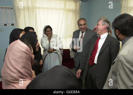 Le secrétaire d'État britannique aux Affaires étrangères Jack Straw (2e à droite) partage une blague avec les sages-femmes afghanes de Terre des hommes, un projet de santé de la mère et de l'enfant à Kandahar en Afghanistan, comme le regarde le ministre afghan de l'intérieur Ali Jalali (3e à droite). * M. Straw passe une deuxième journée en Afghanistan après des entretiens avec le président Karzaï dans la capitale. Banque D'Images