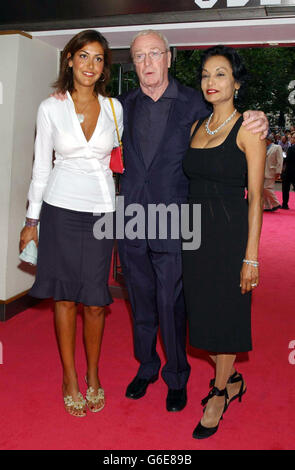 Sir Michael Caine avec sa femme Shakira et sa fille Natasha, arrivant à l'Odeon Leicester Square, Londres, pour la première britannique de Charlie's Angels: Full Throttle. Banque D'Images