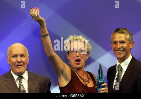 Faye Macroy, infirmière-sage-femme consultante du Central Manchester et du Manchester Children's Hospitals University NHS Trust, reçoit le prix Achiever exceptionnel pour une infirmière du secrétaire d'État à la Santé, le Dr John Reid.* et l'ancienne star de football de l'Angleterre et des Spurs Gary Lineker, aux Health and social Care Awards au Old Billingsgate Market, Londres.Les prix récompensent les professionnels de la santé qui ont été les premiers à offrir de nouveaux services à leurs patients. Banque D'Images