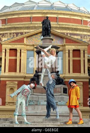 Des artistes du Cirque du Soleil à l'extérieur du Royal Albert Hall, pour promouvoir leur prochain spectacle, Quidam, qui se tiendra sur le site de Londres du 4 janvier au 9 février de l'année prochaine. Banque D'Images