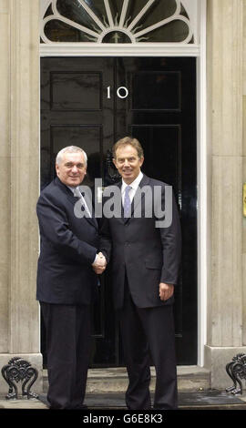 Le Premier ministre irlandais Bertie Ahern est accueilli par le Premier ministre Tony Blair à l'extérieur du 10 Downing Street. Les deux premiers ministres ont eu des entretiens sur une série de questions, y compris les réformes des droits de l'homme et de la justice pénale, * .. Dans une tentative d'injecter un nouvel élan dans le processus de paix troublé de l'Irlande du Nord. Banque D'Images