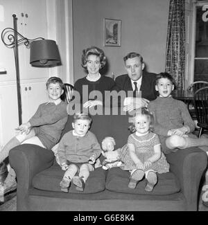 M. ANTHONY WEDGWOOD BENN, qui lutte pour conserver son siège à la Chambre des communes, photographié chez lui à Londres avec sa femme américaine, Caroline, et quatre enfants de gauche à droite - HILARY, 7: JOSHUA, 2: MELISSA, 4: Et STEPHEN, 9. Banque D'Images