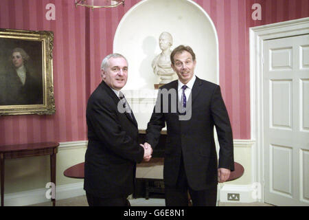 Rencontre Ahern - Blair Downing St Banque D'Images