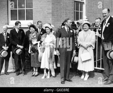 Le roi et la reine, avec d'autres membres de la famille royale, ont vu le cheval du roi, AVILA (M. Beary up) remporte les enjeux du Couronnement à Ascot, nommés par M. P. Beatty (T. Gosling up) et M. J. Musker's Suntime. Ici, les membres de la famille royale sont photographiés dans un besoin heureux de regarder AVILA dans le paddock après avoir gagné pour son Mejesty. Il s'agit (de gauche) de la princesse Elizabeth, du duc d'Édimbourg, de la princesse Margaret, du roi et de la reine. Sur la droite se trouve le capitaine Boyd Rochfort, entraîneur du roi. Banque D'Images