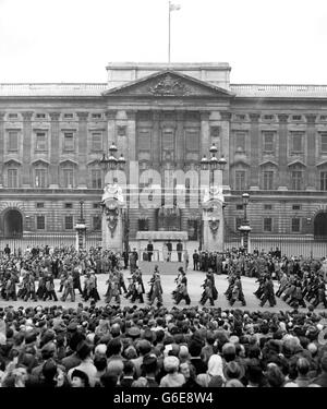 LA PRINCESSE ELIZABETH a pris le salut au passé de mars de l'Association des gardes du Grenadier, à leur défilé et service du jour du souvenir.Le service a eu lieu dans la chapelle des gardes, dans les casernes de Wellington, à Londres, et des couronnes ont ensuite été posées sur le mémorial des gardes.La PRINCESSE portait un long manteau gris-argent, avec un chapeau en forme de capot monté avec une grande rose rose.Spectacles de photos : les membres de l'Association des gardes du Grenadier ont passé S.A.R. LA PRINCESSE ELIZABETH pendant le service de souvenir d'aujourd'hui. Banque D'Images