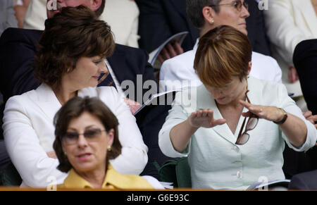 , PAS D'UTILISATION DE TÉLÉPHONE MOBILE. Cherie Blair (à gauche) l'épouse du Premier ministre britannique Tony Blair s'entretient avec le député de Tessa Jowell, le secrétaire à la Culture, en regardant la finale masculine entre Roger Federer de Suisse et Mark Philippoussis d'Australie... ....in finale masculine aux championnats d'Angleterre de tennis sur gazon à Wimbledon. Banque D'Images