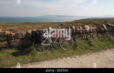 Sacoches de vélo avec contre mur sur l'île de Rathlin, comté d'Antrim, en Irlande du Nord. Banque D'Images